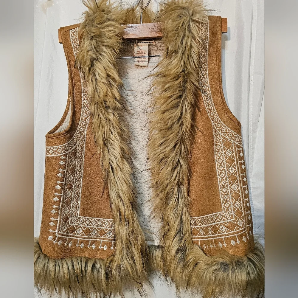 Flying Tomato Faux Shearling Embroidered Faux Fur Trim Vest Size Small - Picture 1 of 6
